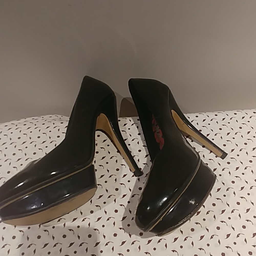 Shoes - Picture 3 of 4